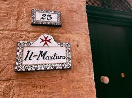Il-Maxtura - Charming 17th Century House Of Character in the Historical Three Cities，位于科斯皮夸的带停车场的酒店