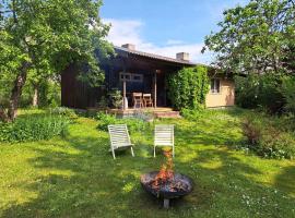 Retrohõnguline suvila saunaga Laulasmaal, privaatne puhkus mere lähedal，位于劳拉斯玛的酒店