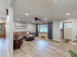 Sideline Sanctuary: Cozy Nights, Game Day Lights，位于坎顿的酒店