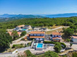 Villa LULU with heated pool, sauna & hot tub，位于拉宾的酒店