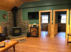 Private wooded Cottage, close to many activities!，位于Roscoe的酒店