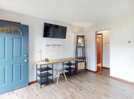 Snap, Set, Stay-Game Day Comfort Near It All，位于坎顿的酒店