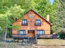 Outdoor Lovers Paradise Slope-View Cabin!，位于Iron River的酒店