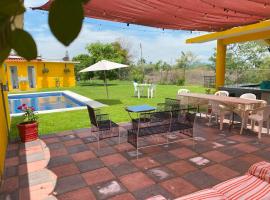 "Casa San Miguel" Alberca privada, jardín, wifi, proyector,asador a 15 min de Cuautla en Morelos，位于Tlayecac的酒店