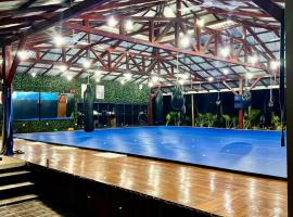 Jungles Edge Hotel, Jiu Jitsu, Muay Thai Retreat Center，位于诺萨拉的酒店