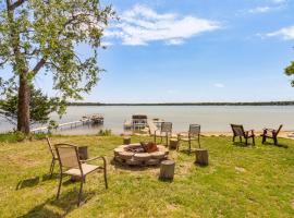 Private Beach and Dock White Sand Lake Retreat!，位于巴克斯特的酒店