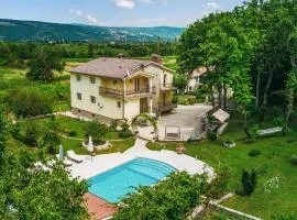 6 Bedroom Awesome Home In Grubine