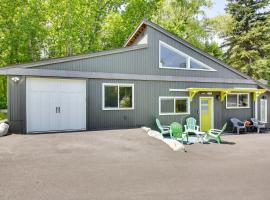 about 14 Mi to Schweitzer Mtn Lakefront Home，位于Sagle的酒店
