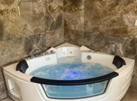 Place to Be - Modern Jacuzzi House in Vozdovac