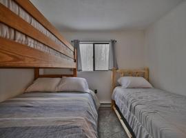 NEW ! Lake front Lookout Log Cabin! Private Lake !，位于Leonardsville的酒店