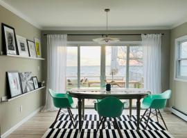 Waterfront Designer Retreat! Stunning Sunsets! Less than 5 minutes to the beach!，位于Shirley的酒店