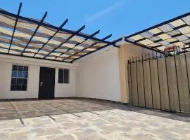 Casa cómoda y completa con 2 camas king size y 1 cama twin