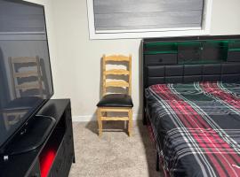 Charm Private Room in Beaumont near YEG Airport with Shared Bathroom and Shared Kitchen，位于尼斯库的酒店