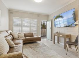 Bright 2-Bed Apartment Steps from Largs Bay Beach，位于Largs的酒店