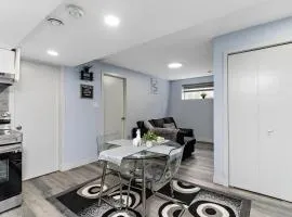 The Cozy Cove - Modern Private Basement Suite with Comfort & Charm, Free Parking, WiFi, Netflix Close to airport & 18 minutes to West Edmonton Mall