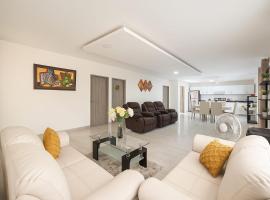 Casa con piscina cerca al aeropuerto，位于Malambo的酒店