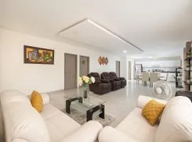 Casa con piscina cerca al aeropuerto