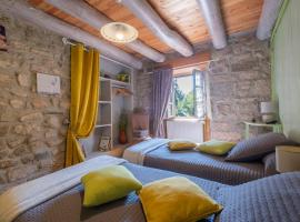 Gîte Le Moulin du Chambon 6/8 pers，位于Les Bessons的酒店