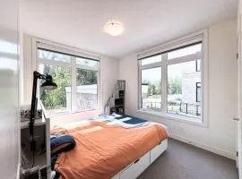 Boutique Stay Smart Home with Private Bath near Wonderland, central Richmond Hill, home made Breakfast included