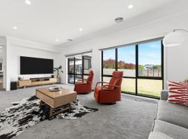 10BR great ocean farmstay for 20 people，位于Leopold的酒店