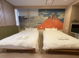 1 minute from Yotsuya Station Excellent access to Shinjuku, Shibuya, Ginza, Harajuku, Ueno Newly built Japanese-style room 65 square meters, 8 people can use
