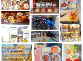 The Breakfast Suite with 2 Queen beds in Fraser Valley Getaway R1，位于阿伯茨福德的酒店