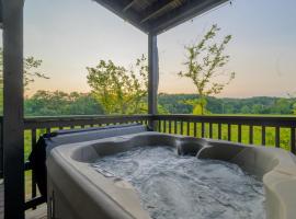 Spacious Cabin in Sevierville, Sleeps 12 - Arcade and Foosball , Hot Tub, Fire Pit - Close to Dollywood，位于赛维尔维尔的酒店