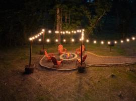 Sleeps 12 - Cozy 4BR Cabin with Hot Tub, Game Room, Fire Pit & Close to Dollywood，位于赛维尔维尔的酒店