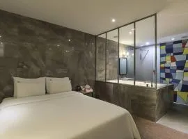 Hotel H2