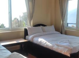 Jay sambhoo pumdikot lodge restaurant and cafe，位于Pokhara的酒店