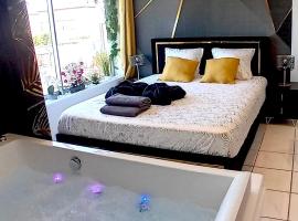 Luxury Beach Room，位于弗龙蒂尼昂的酒店
