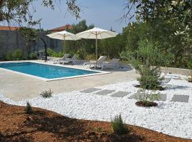 Villa Castelana，位于巴尔巴特纳拉布的带泳池的酒店