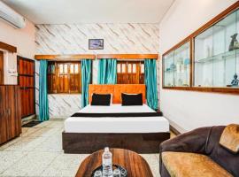 HOTEL SUBH KASHI # Near Shree Kashi Vishwanath Temple And Ganga Ghat - With #Wifi #Room Service #Spacious & Luxury Room - A Top Rated Premium Hotel in Varanasi，位于瓦拉纳西的酒店