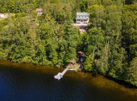 Lake and Pool Table - Au Pied du Lac，位于Labelle的酒店