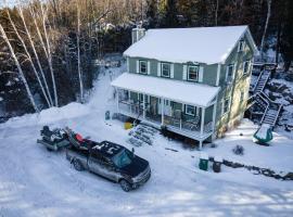 Lake and Pool Table - Au Pied du Lac，位于Labelle的酒店