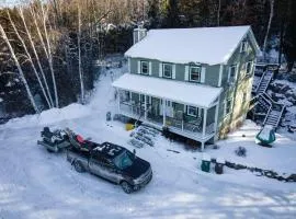 Lake and Pool Table - Au Pied du Lac
