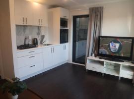 Modern 1 Bed Smart Flat in Upper Hutt with Full Kitchen, Parking - 5 minutes to Brewtown，位于上哈特的公寓