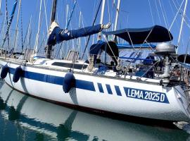 Notte in barca tra gioia e relax cullati dal mare，位于奇维塔韦基亚的船屋