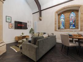 Rare Historic Church Stained Glass Parking，位于锡福斯的酒店