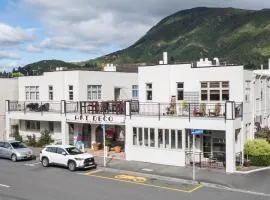 The Signal - Stylish Deco Apt with Deck and Marina View
