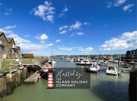 North Quay - Pet friendly Luxury Townhouse overlooking Bembridge Harbour，位于Saint Helens的酒店