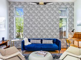 Modern Santa Fe Baca Railyard Apartment with Terrace，位于圣达菲的酒店