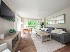 Stunning and modern 2 bedroom apartment in Lucan，位于卢坎的酒店