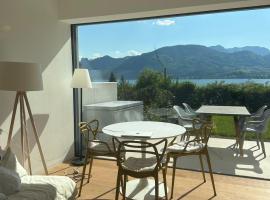 Traumsee Lodge am Traunsee in Gmunden mit 180 Grad See- und Traunsteinblick，位于格蒙登的木屋