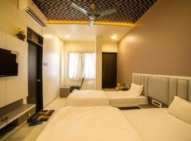 Hotel KV Pride，位于Mehekar的酒店