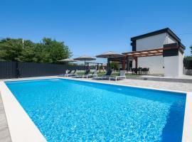 LUX VILLA DUJAM with a swimming pool near Zadar，位于Suhovare的酒店
