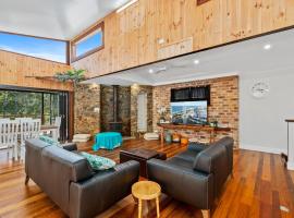 Large Beach Retreat with Ocean Breeze & Style，位于黑斯廷斯角的酒店