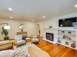 7 Mi to Mt Rainier NP Home with Private Hot Tub!，位于阿什福德的别墅