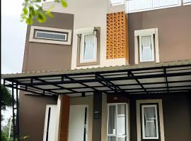 Villa Alretha i1 - View Gunung Salak，位于Cihideung的酒店