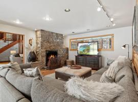 RMR: Teton View Cabin Home in WilsonWY，位于威尔森的酒店